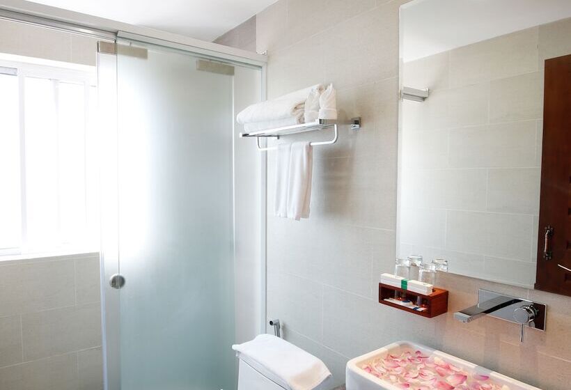 سوییت لوکس, Zita Angkor