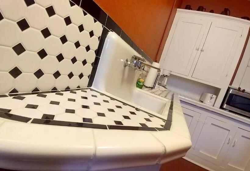 סוויטה, Historic Whiting Hotel Suites