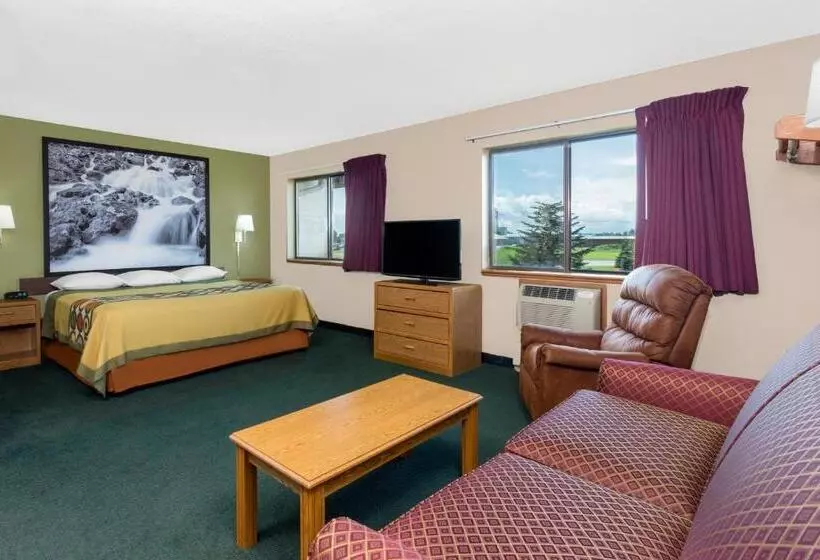 Deluxe Suite King Bed, Super 8 By Wyndham Antigo