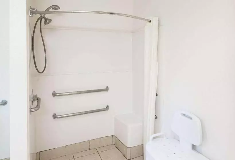 اتاق استاندارد با تخت بزرگ برای معلولان, Super 8 By Wyndham Crescent City