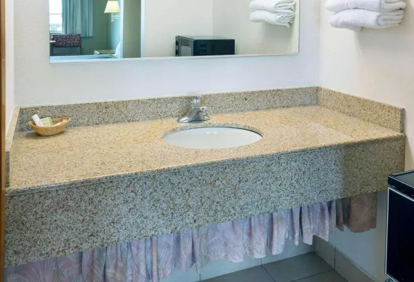اتاق استاندارد با تخت بزرگ برای معلولان, Super 8 By Wyndham Crescent City
