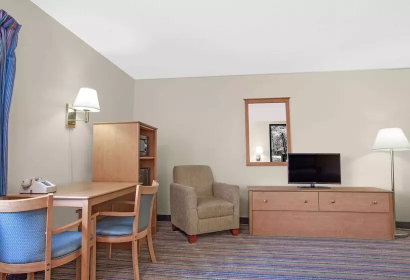 スイート, Super 8 By Wyndham Evansville East