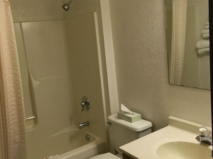 带2个双人床的标准工作室, Super 8 By Wyndham Howe