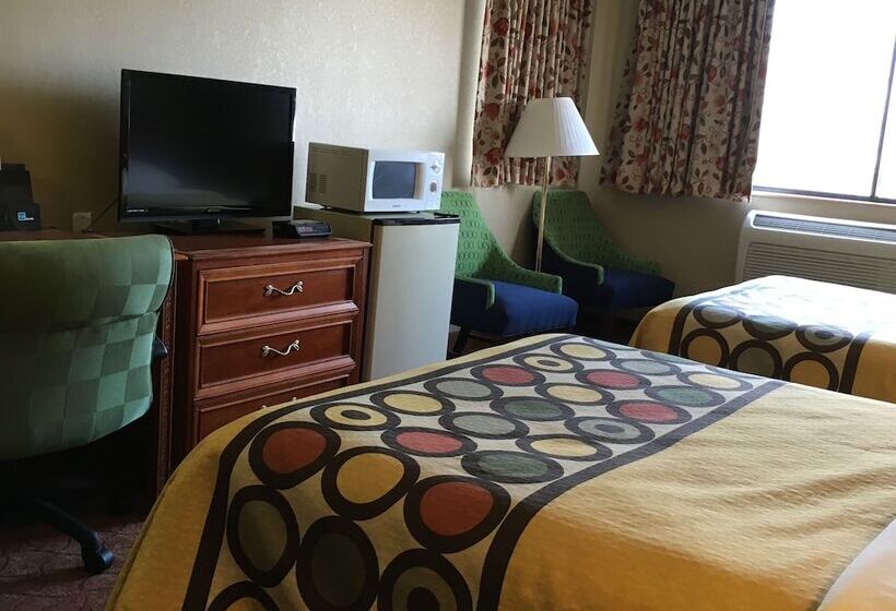 带2个双人床的标准工作室, Super 8 By Wyndham Howe