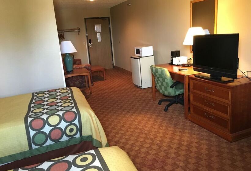 带2个双人床的标准工作室, Super 8 By Wyndham Howe