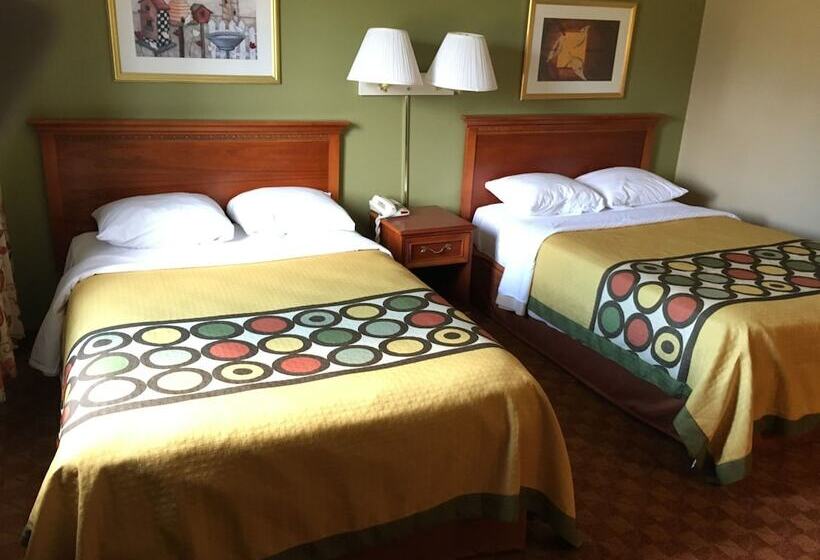 带2个双人床的标准工作室, Super 8 By Wyndham Howe