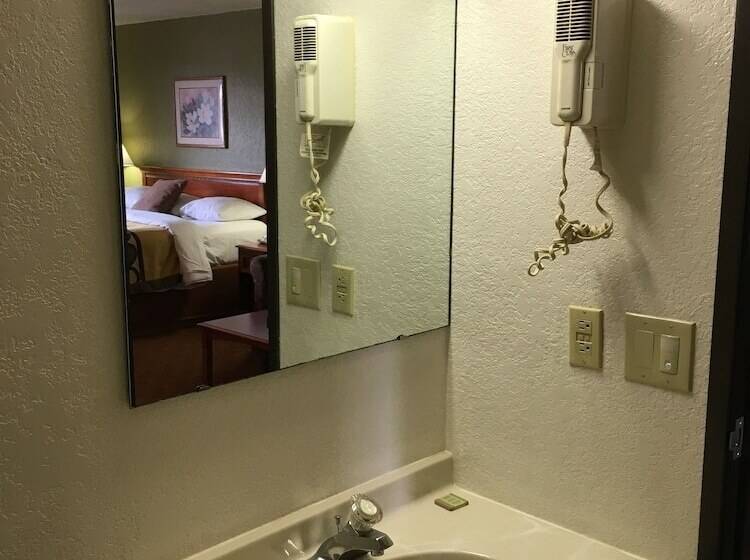 标准工作室, Super 8 By Wyndham Howe