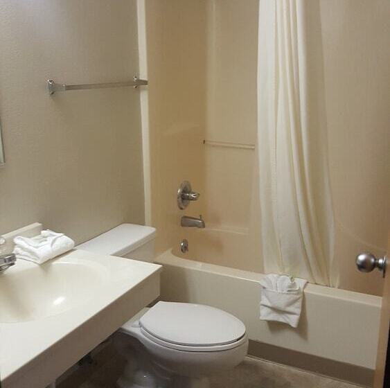 带2个双人床的标准工作室, Super 8 By Wyndham Lincoln North