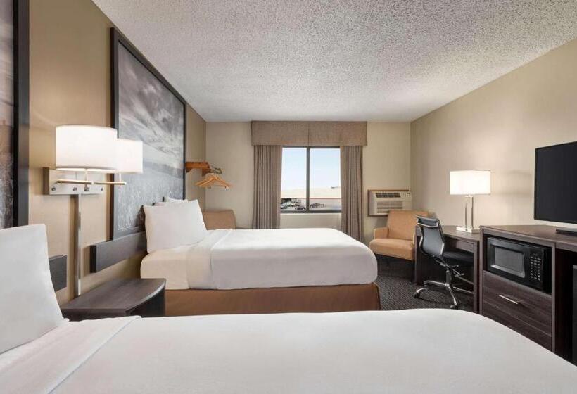 带2个双人床的标准工作室, Super 8 By Wyndham Lincoln North