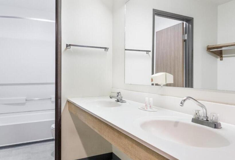 스탠다드 룸 킹사이즈 침대, Super 8 By Wyndham Logan