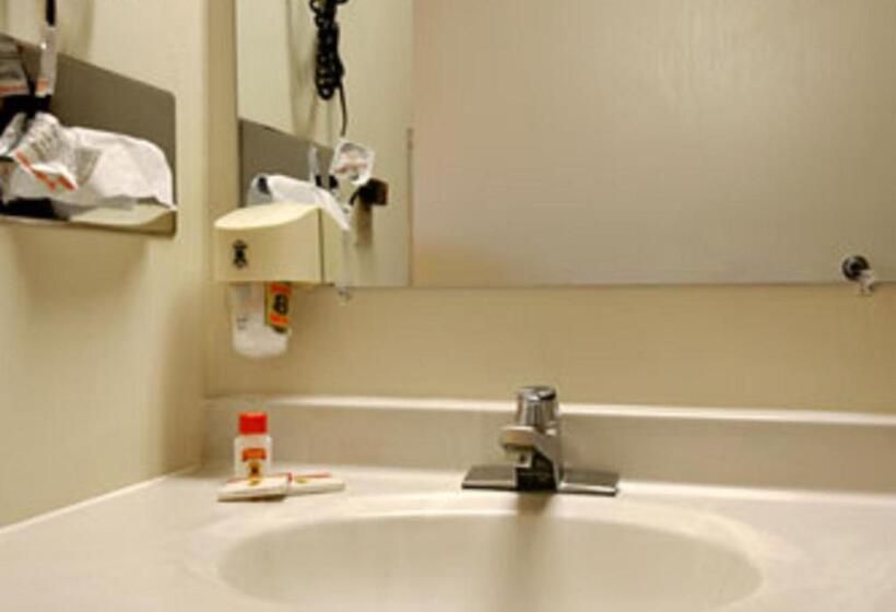 장애인을 위한 스탠다드 룸, Super 8 By Wyndham Logan