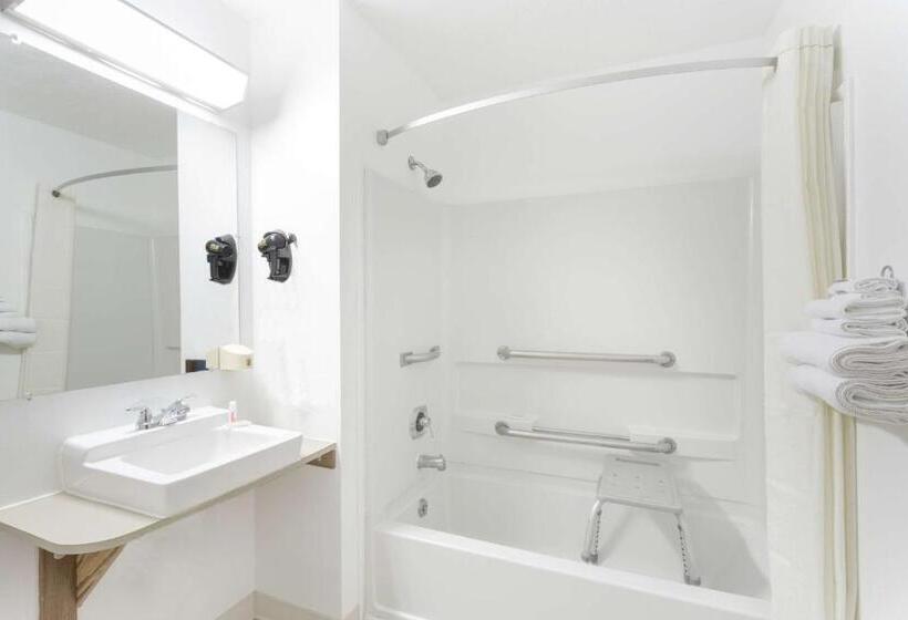 장애인을 위한 스탠다드 룸, Super 8 By Wyndham Logan