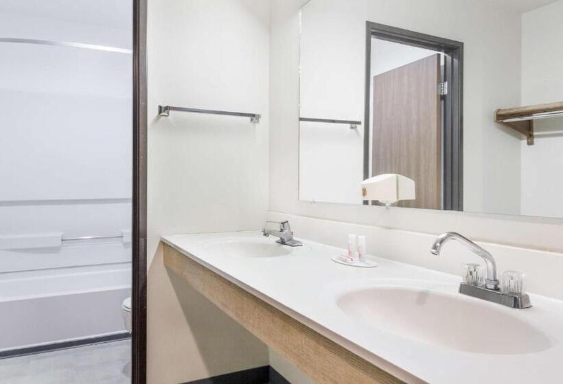 스탠다드 스튜디오, Super 8 By Wyndham Logan