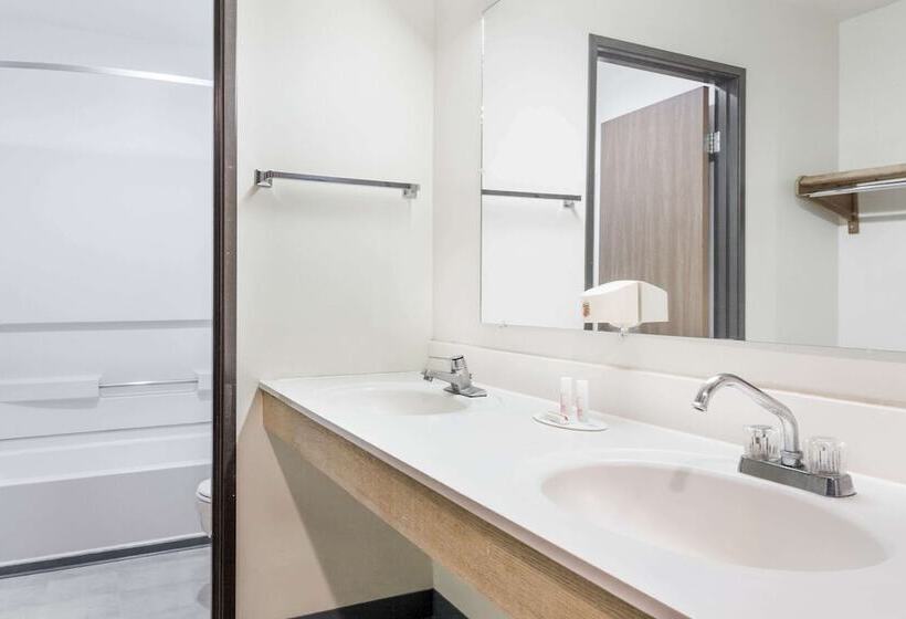 스탠다드 스튜디오, Super 8 By Wyndham Logan