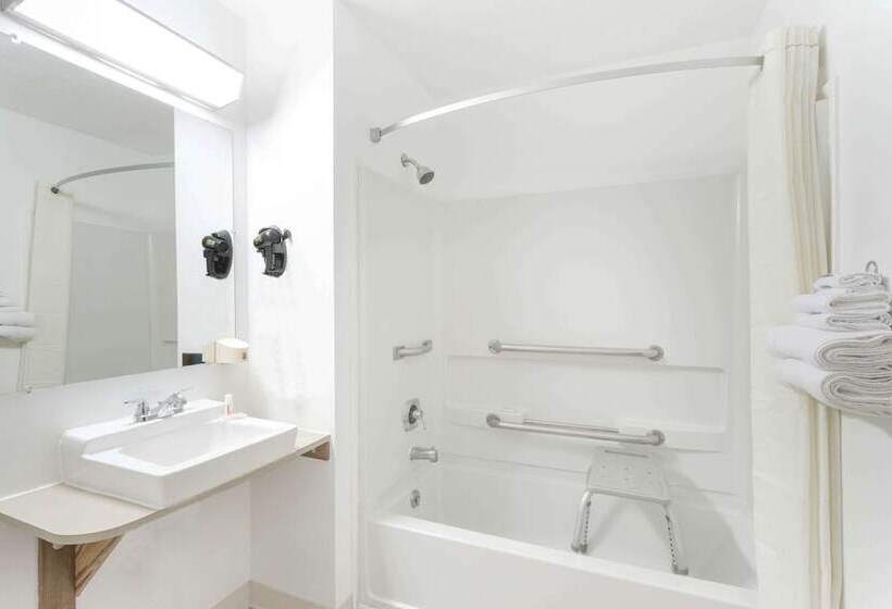 장애인을 위한 스탠다드 룸, Super 8 By Wyndham Logan