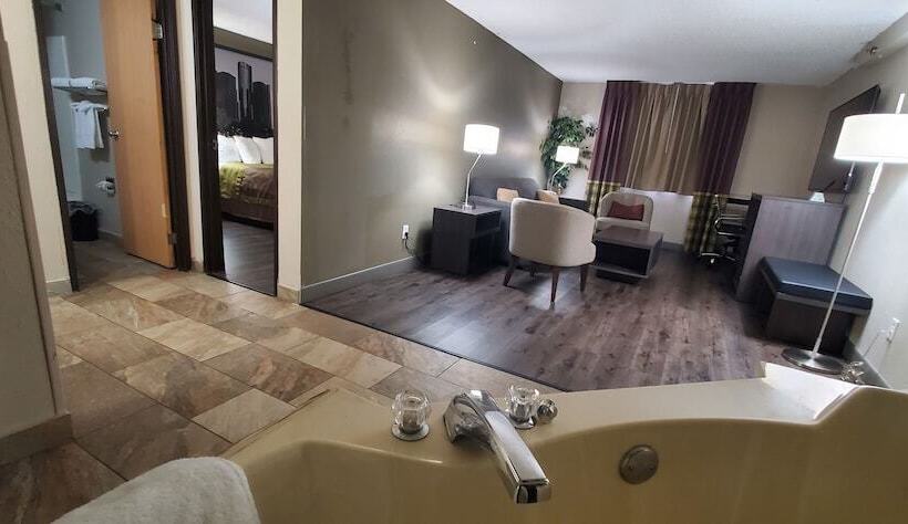 스위트 킹사이즈 침대, Super 8 By Wyndham Sterling Heights/detroit Area