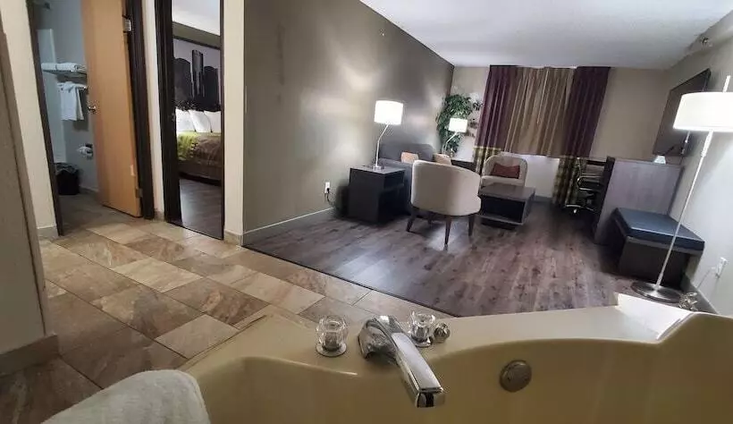 キングサイズベッドのスイートルーム, Super 8 By Wyndham Sterling Heights/detroit Area