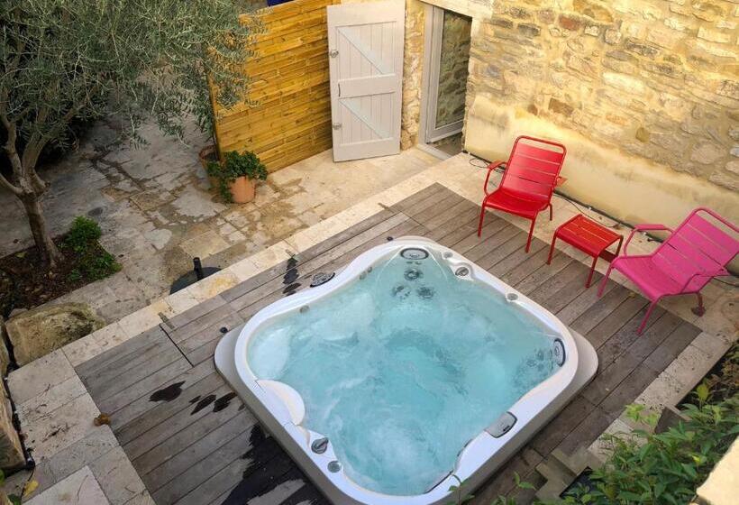 带按摩浴盆的套房, La Maison Des Vendangeurs   Table D Hôtes Le Soir Du Jeudi Au Dimanche  Jacuzzi   Balnéo Spa   Acces