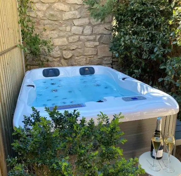 Standard-huone Puutarhanäkymä, La Maison Des Vendangeurs   Table D Hôtes Le Soir Du Jeudi Au Dimanche  Jacuzzi   Balnéo Spa   Acces