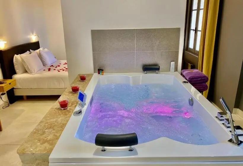 Sviitti King-vuode, La Maison Des Vendangeurs   Table D Hôtes Le Soir Du Jeudi Au Dimanche  Jacuzzi   Balnéo Spa   Acces