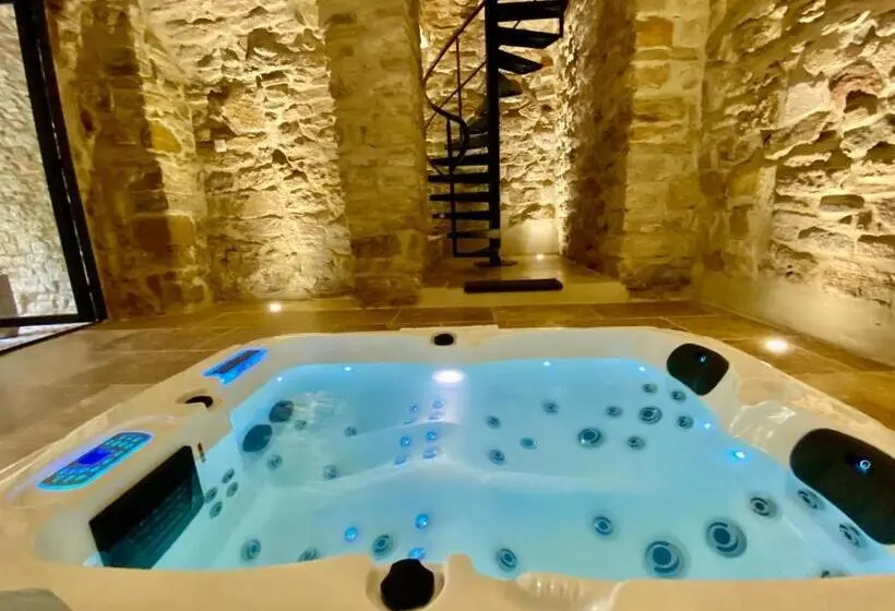 Deluxe Suite King Bed, La Maison Des Vendangeurs   Table D Hôtes Le Soir Du Jeudi Au Dimanche  Jacuzzi   Balnéo Spa   Acces