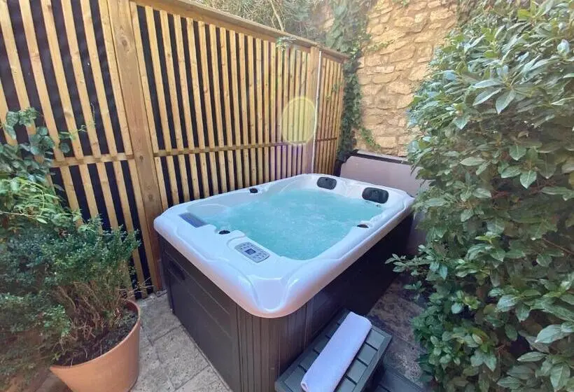 Standard-huone Puutarhanäkymä, La Maison Des Vendangeurs   Table D Hôtes Le Soir Du Jeudi Au Dimanche  Jacuzzi   Balnéo Spa   Acces