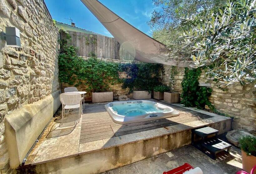 带按摩浴盆的套房, La Maison Des Vendangeurs   Table D Hôtes Le Soir Du Jeudi Au Dimanche  Jacuzzi   Balnéo Spa   Acces