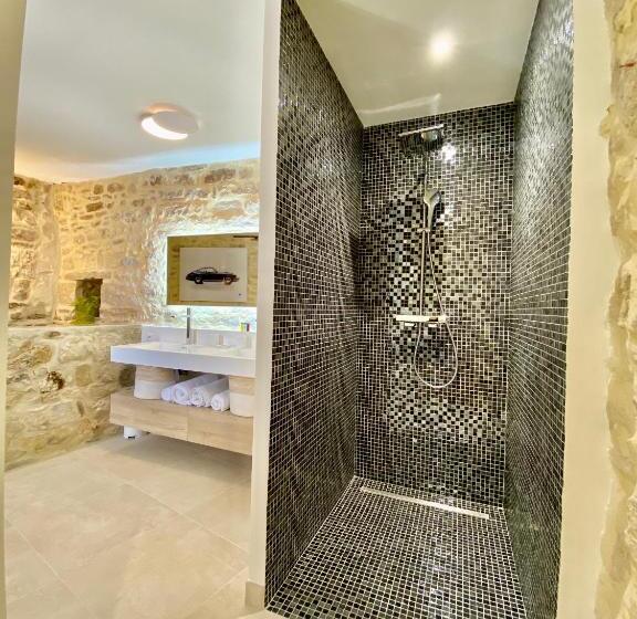 Люкс Deluxe Кровать Кинг, La Maison Des Vendangeurs Table D Hôtes Le Soir Du Jeudi Au Dimanche Jacuzzi Balnéo Spa Acces