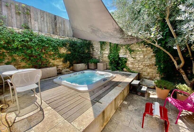 带按摩浴盆的套房, La Maison Des Vendangeurs   Table D Hôtes Le Soir Du Jeudi Au Dimanche  Jacuzzi   Balnéo Spa   Acces
