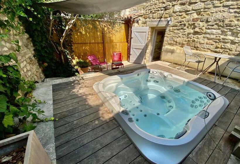 Люкс с гидромассажем, La Maison Des Vendangeurs Table D Hôtes Le Soir Du Jeudi Au Dimanche Jacuzzi Balnéo Spa Acces