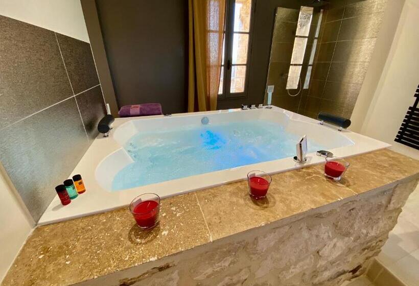 带大床的套房, La Maison Des Vendangeurs   Table D Hôtes Le Soir Du Jeudi Au Dimanche  Jacuzzi   Balnéo Spa   Acces