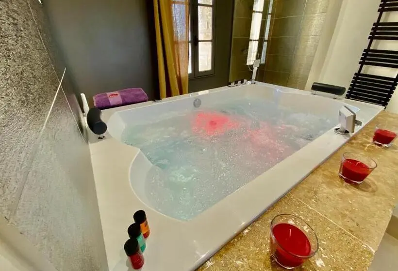 Sviitti King-vuode, La Maison Des Vendangeurs   Table D Hôtes Le Soir Du Jeudi Au Dimanche  Jacuzzi   Balnéo Spa   Acces