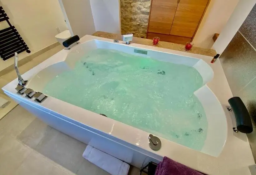 Sviitti King-vuode, La Maison Des Vendangeurs   Table D Hôtes Le Soir Du Jeudi Au Dimanche  Jacuzzi   Balnéo Spa   Acces