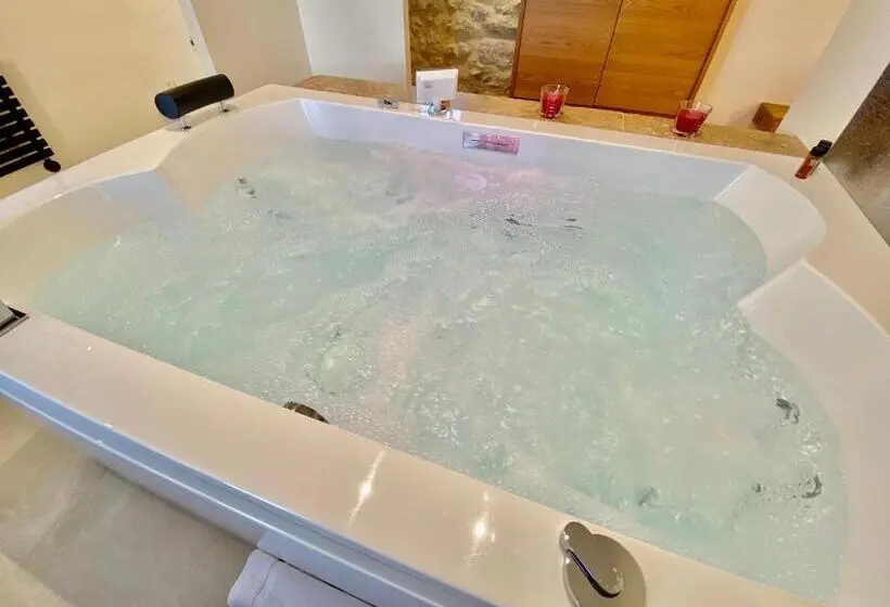 Sviitti King-vuode, La Maison Des Vendangeurs   Table D Hôtes Le Soir Du Jeudi Au Dimanche  Jacuzzi   Balnéo Spa   Acces