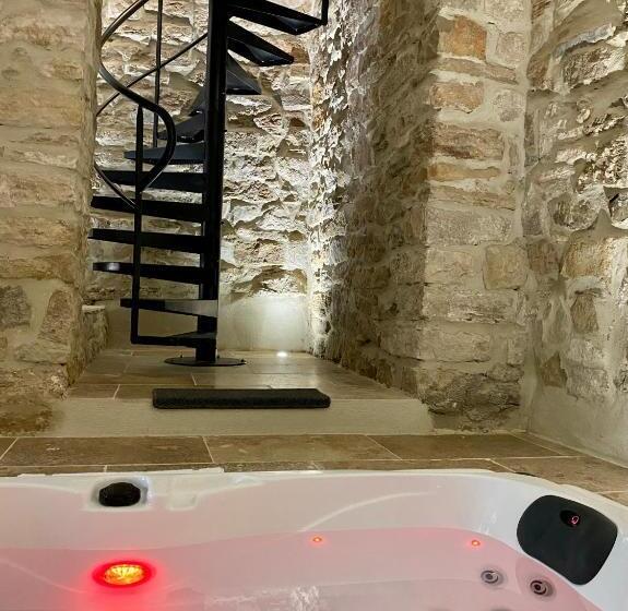 Люкс Deluxe Кровать Кинг, La Maison Des Vendangeurs Table D Hôtes Le Soir Du Jeudi Au Dimanche Jacuzzi Balnéo Spa Acces