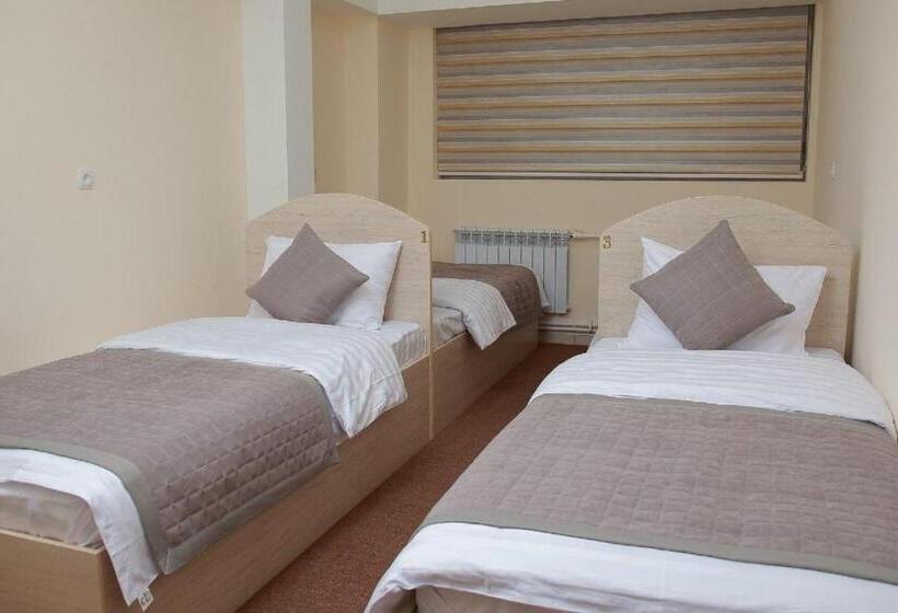 تختخواب در اتاق مشترک, Paradise Inn