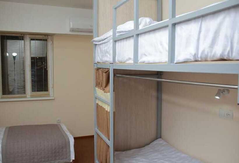 تختخواب در اتاق مشترک, Paradise Inn
