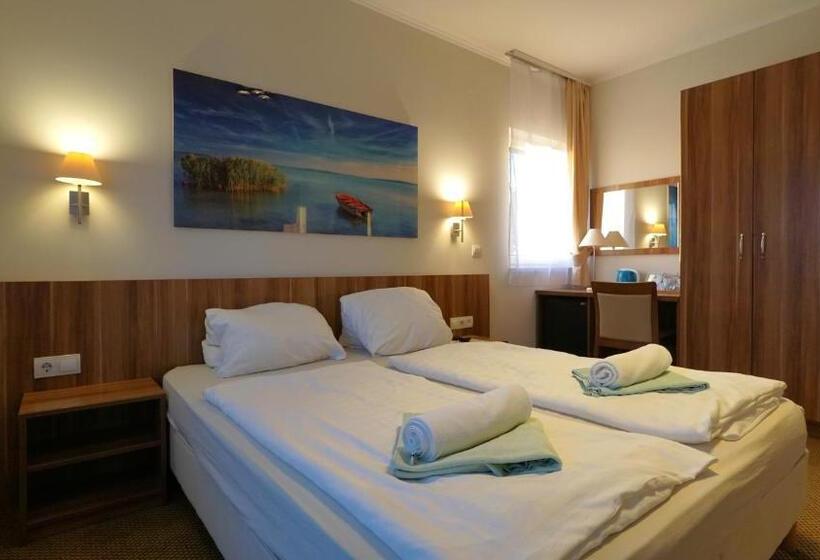 带阳台的三人标准间, Balaton Colors Beach