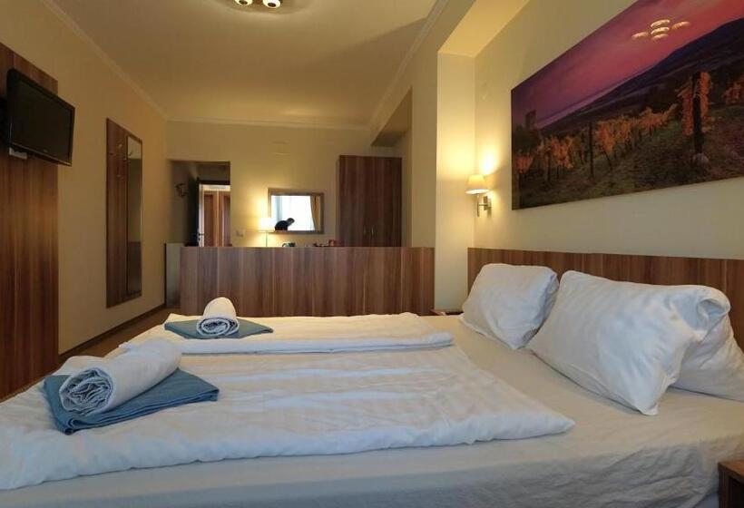 带阳台标准四人间, Balaton Colors Beach