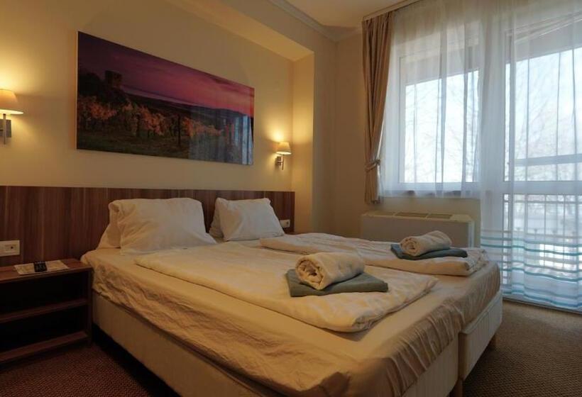 带阳台标准四人间, Balaton Colors Beach