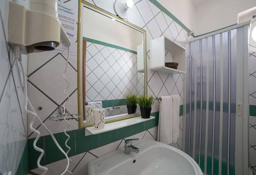 景色の見えるスタンダード４人部屋, Albergo Margherita