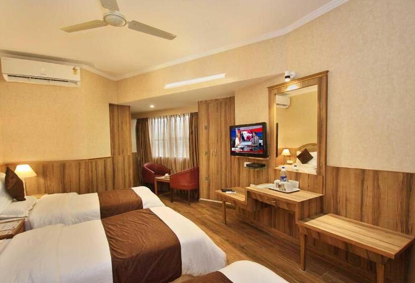 标准三人间, Empire International Church Street