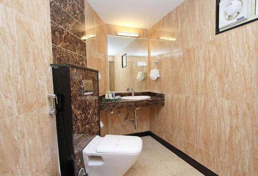 标准三人间, Empire International Church Street