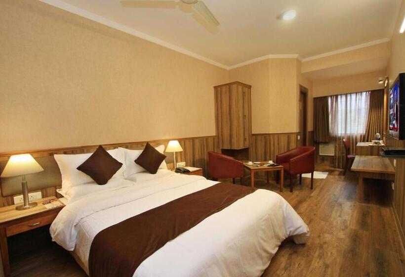 标准三人间, Empire International Church Street