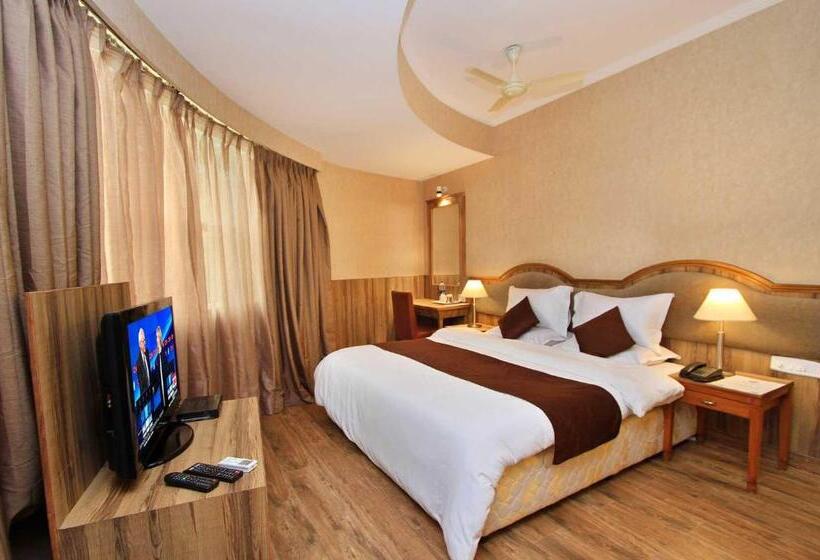 标准三人间, Empire International Church Street