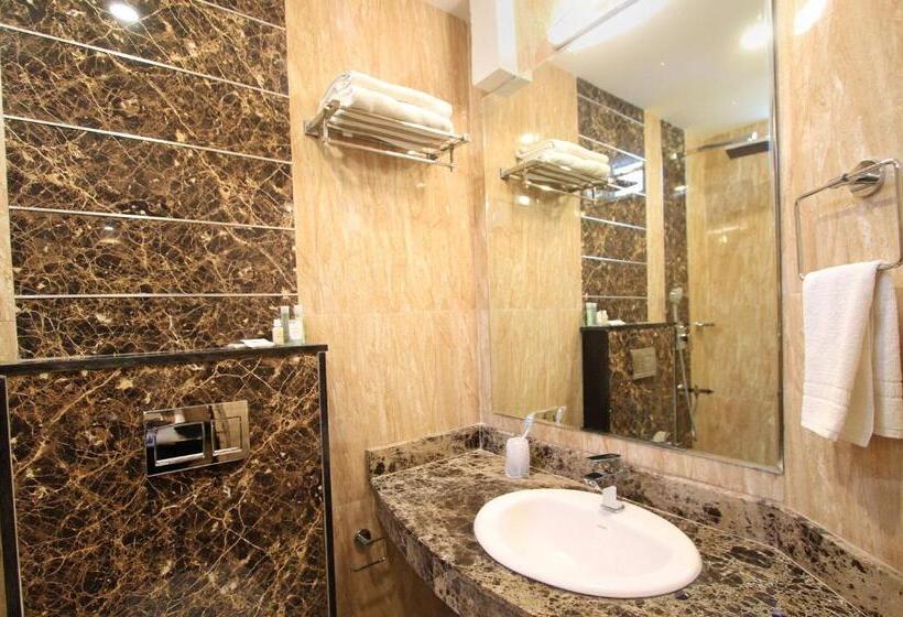 标准三人间, Empire International Church Street