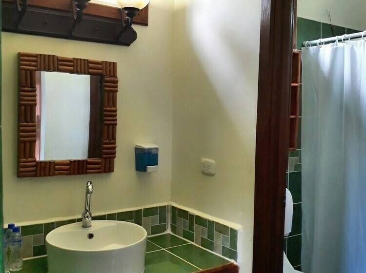 کلبه دلوکس, Viñas Del Lago