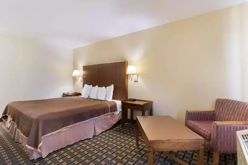 キングサイズベッドのスタンダードルーム, Rodeway Inn