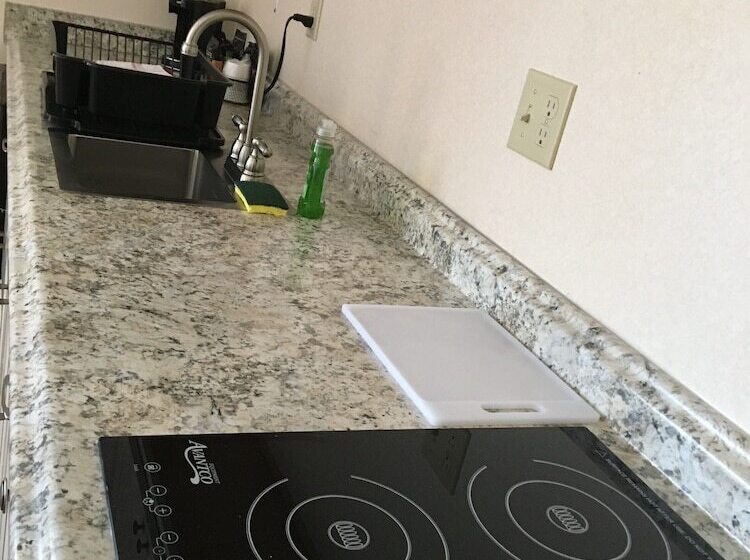 غرفة ديلوكس, The Towne Motel