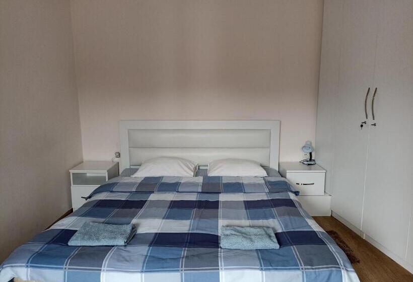 اتاق لوکس با بالکن, Old Town